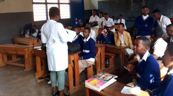 Abarimu bagejeje igihe cyo kwikingiza urwa gatatu basabwe kwikingiza mbere y’uko igihembwe gitangira