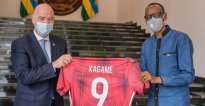 Perezida Kagame yakiriye Infatino amuha impano zirimo ‘T-Shirt’ ya No 9 (AMAFOTO)