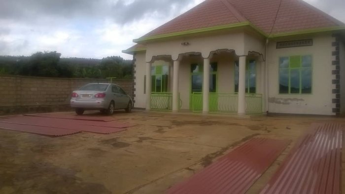 Inzu nziza yuzuye igurishwa make cyane