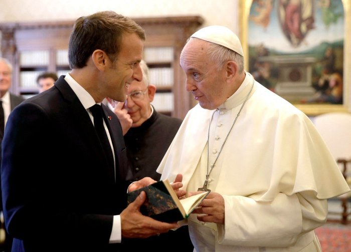 Papa Francis yakiriye Perezida Emmanuel Macron baganira ku kibazo cy’abimukira