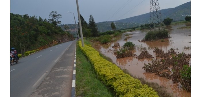 Kigali&nbsp;: Hagati y’ikiraro cya Nyabarongo na Giticyinyoni habereye impanuka y’imodoka