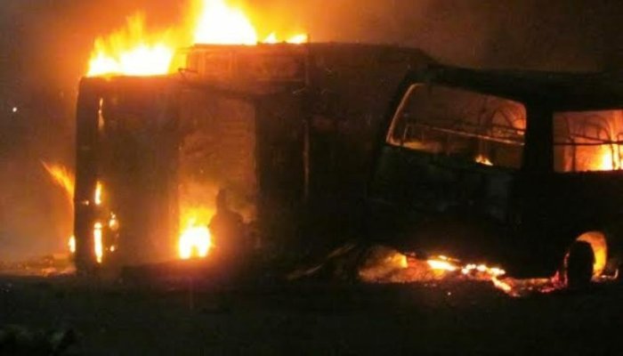 Rubavu&nbsp;: Imodoka zagonganye zihita zifatwa n’inkongi, shoferi na kigingi bahiramo - Amafoto