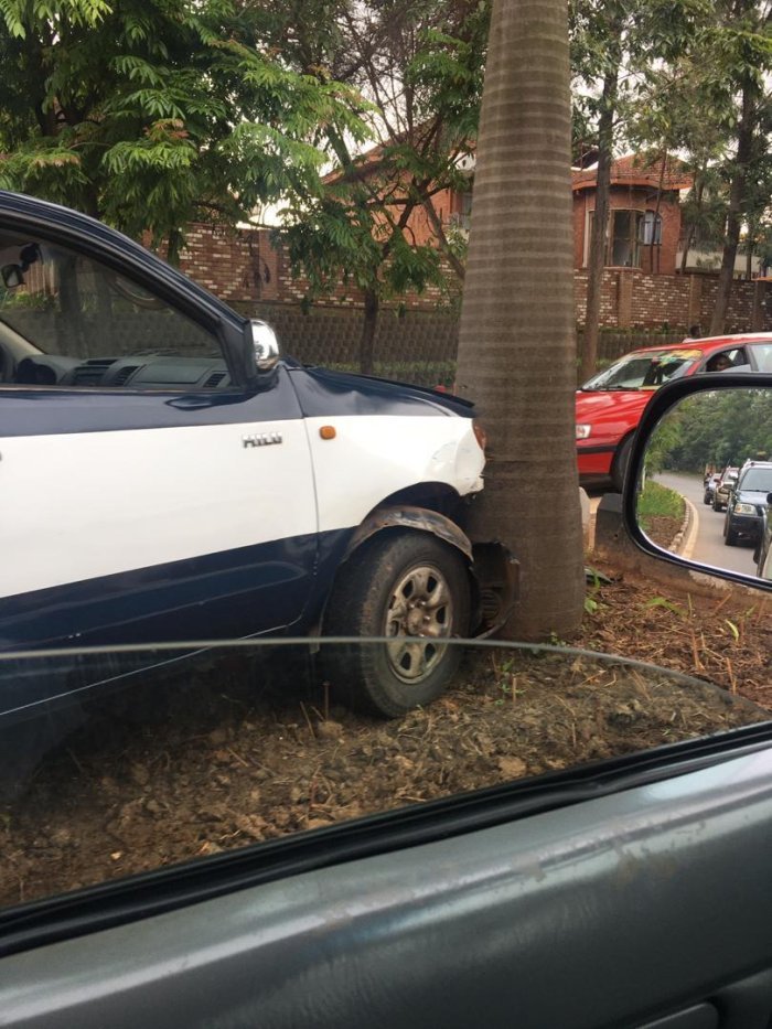 Icyo Polisi y’ u Rwanda igiye gukora nyuma y’uko imodoka yayo igonze umukindo [AMAFOTO] 