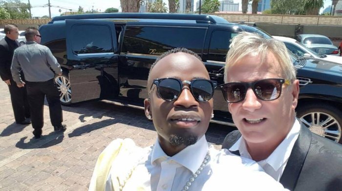 MU MAFOTO&nbsp;: Ihere ijisho ubuzima bw’umunyarwanda w’umutinganyi washatse umunyamerika