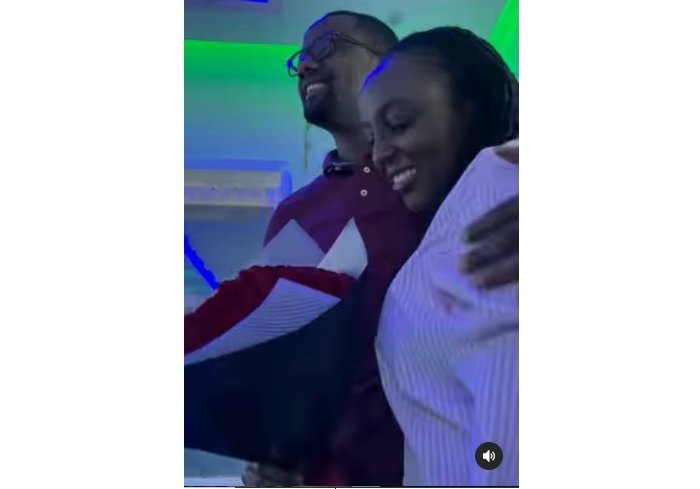 Akanyamuneza ka Sandrine Isheja watunguwe n’umugabo we muri Studio amuzaniye indabo
