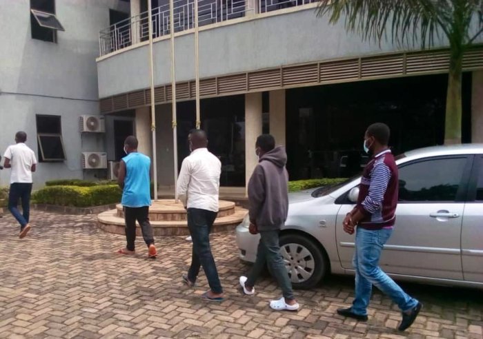 RIB yerekanye 5 bakurikiranyweho kwiba amamiliyoni y’amafaranga y’abaturage muri banki bifashishije ikoranabuhanga 