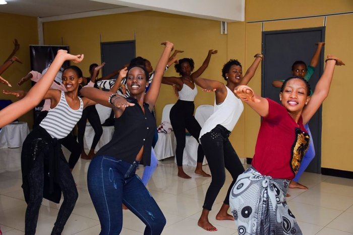 Abakobwa bahatanira ikamba rya Miss Rwanda 2019 bigishijwe gucinya umudiho wa Kinyarwanda (Amafoto)