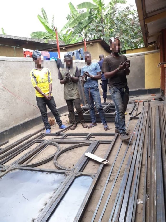 Abantu bane bakekwaho kwiba amashanyarazi bafatiwe mu mukwabu udasanzwe- Amafoto 