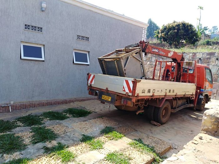 Imodoka igurishwa, izamura abantu ku mazu n’ amapoto 