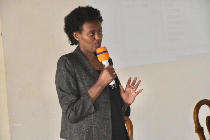 ‘Abakene bakwiye guhabwa imirimo aho guhabwa inzu n’amafaranga’ - Minisitiri Nyirarukundo