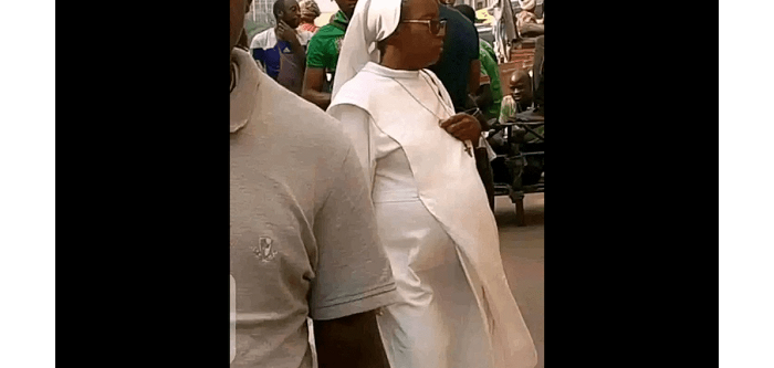 Ibitaravuzwe  ku Ifoto  y’Umubikira wo mu   baturanyi b’u Rwanda  yaciye  ibintu  igaragaza ko atwite 