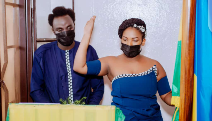 Iyumvire uko uburwayi bwahuje Umusizi Tuyisenge na Jeannette basezeranye kubana akaramata