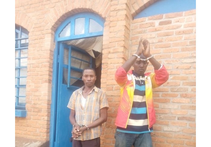 Kigali&nbsp;: Abagabo 2 biyitaga abasirikare bakomeye bafashwe  banywa Inzoga z’abaturage ku ngufu