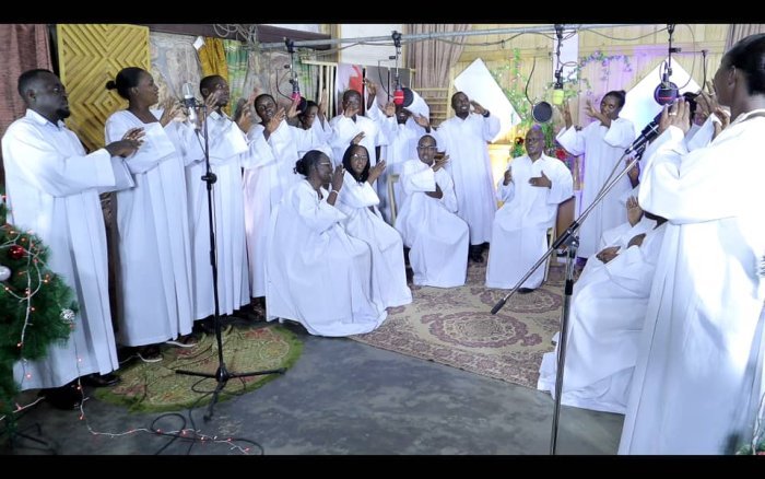 Chorale Abahimbazimana yo muri Regina Pacis yahaye abanyarwanda Noheli n’Ubunani