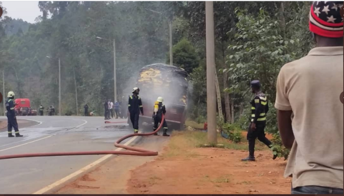 Mu mafoto&nbsp;: Mu Gakenke habereye impanuka y’ikamyo yafashwe n’inkongi irashya irakongoka 