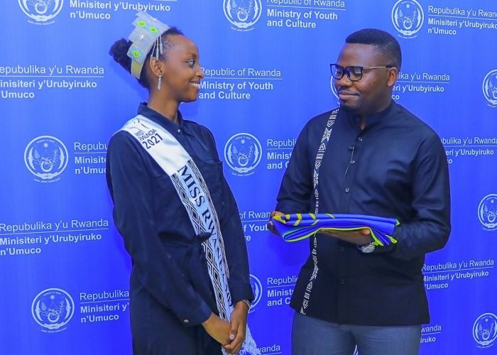 Miss Ingabire Grace ugiye guhatana muri Miss World yabanje kuganira na Bamporiki amushyikiriza n’Ibendera